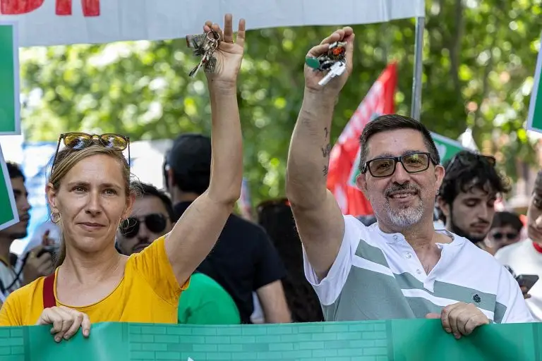 La casa costa troppo, l’Europa complica le regole