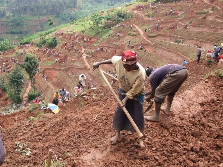Ruanda, il fango travolge case, scuole e campi