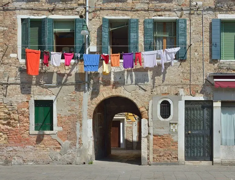 Affitti brevi, la rendita ora piange miseria