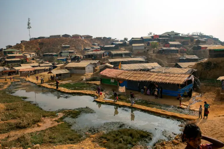 Incendio in un campo Rohingya in Bangladesh, almeno tremila persone senzatetto e si temono decine di morti
