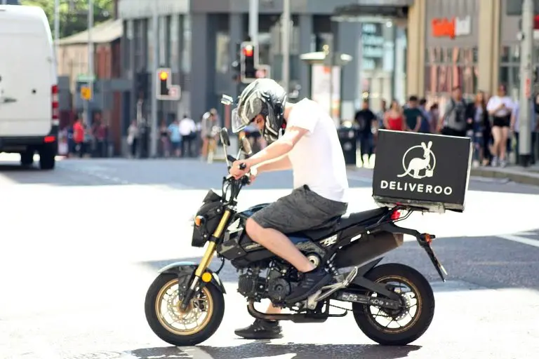 Rider e caldo, la sicurezza resta a cottimo