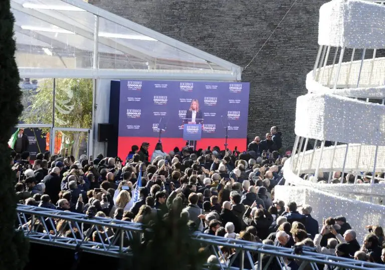 Baciamo le mani. Atreju e i cortigiani del potere