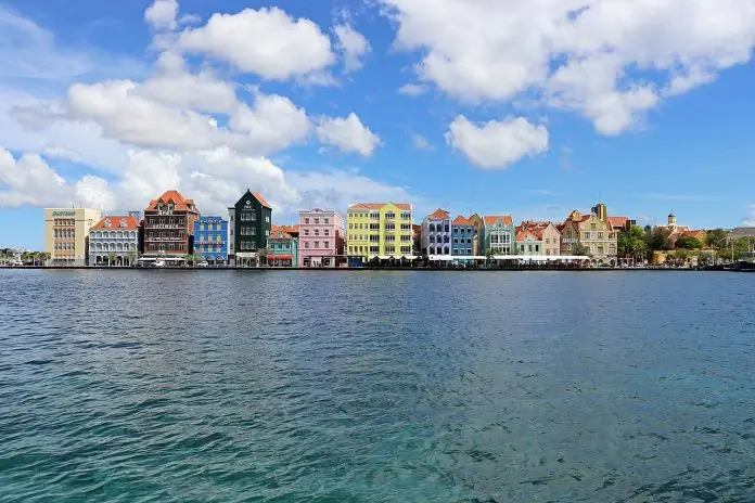 1280px-Handelskade_in_Willemstad