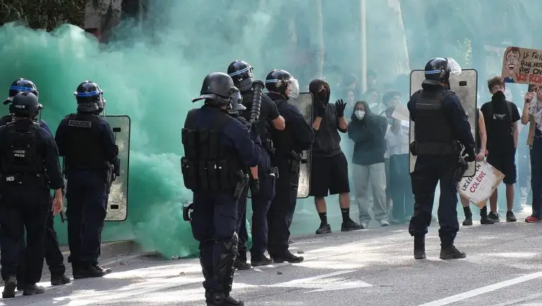 Francia, la rivolta studentesca oltre gli scontri