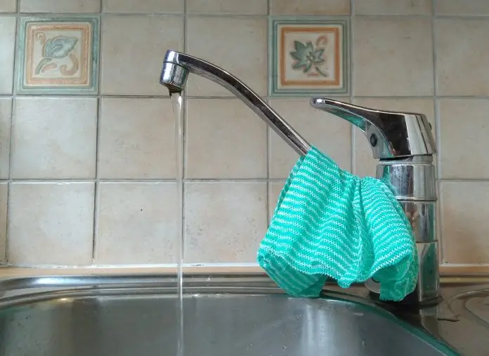 Water_running_from_kitchen_tap
