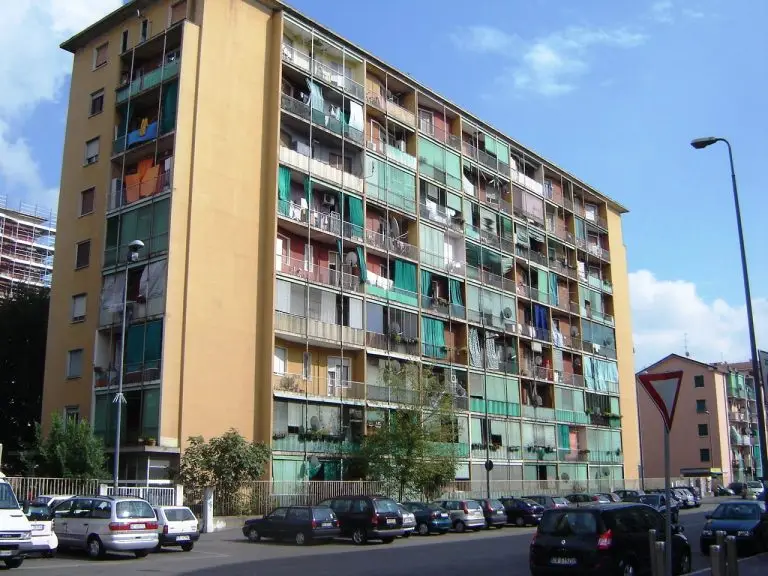 Case vuote e case sovraffollate. Una crisi strutturale