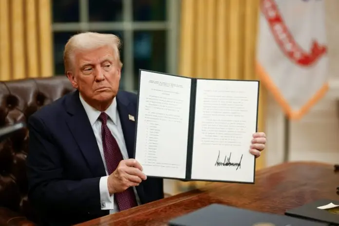 President_Donald_Trump_signing_executive_orders_(01)