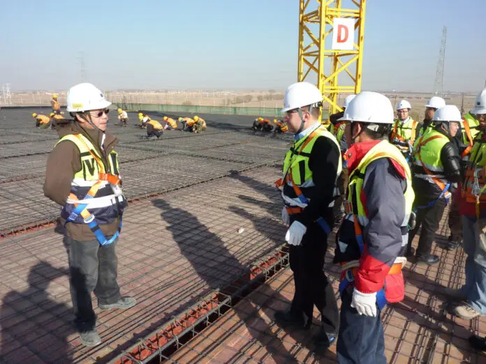 Safety_instructions_at_a_construction_site_in_China