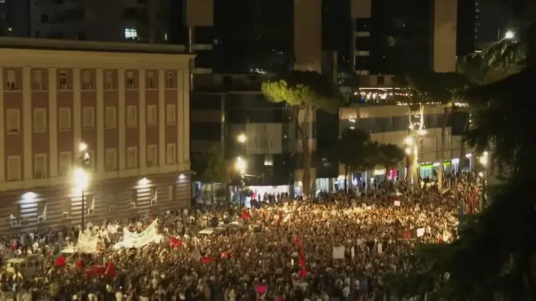 L’Albania non è in vendita, grida la piazza di Tirana