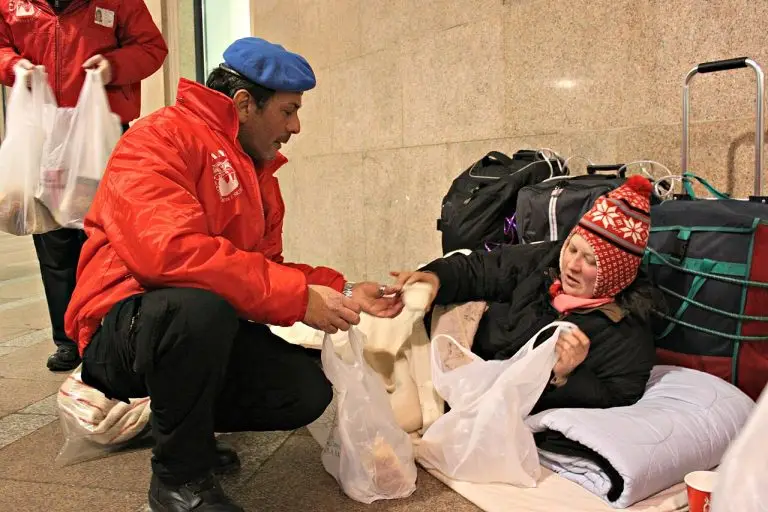 Un povero su quattro ha un lavoro (4/6)