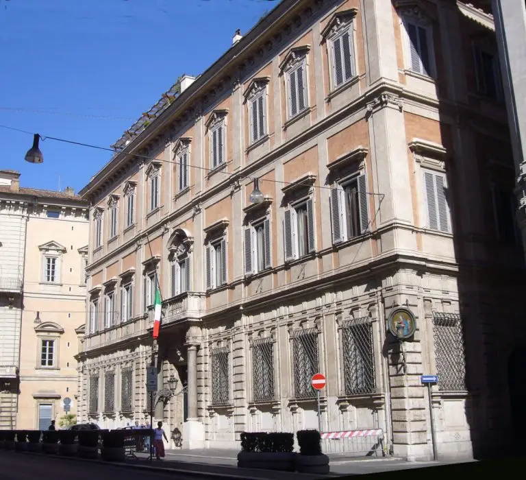 Minetti, la grazia e il cadavere del berlusconismo sul tavolo