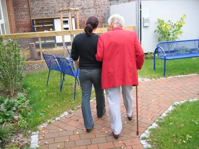 Old_woman_walk