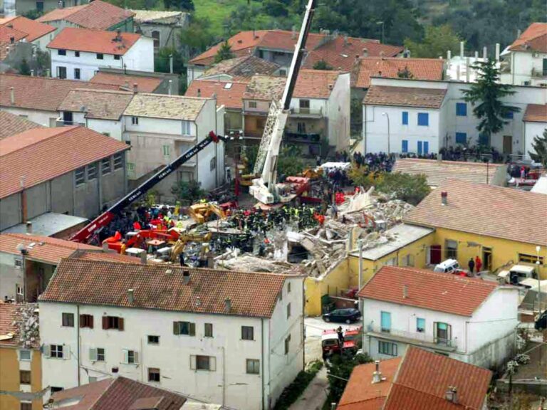 Edilizia scolastica, 45 crolli lo scorso anno e una scuola su due non ha certificati in regola