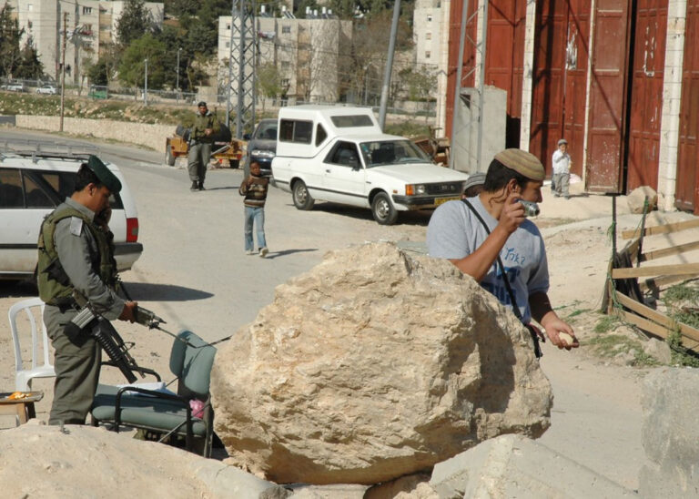 I coloni attaccano anche i soldati israeliani a Nablus.