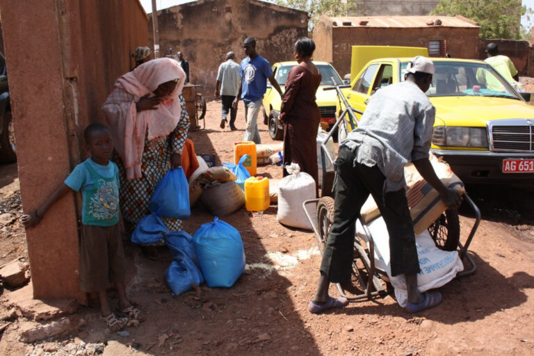 Crimini contro la popolazione civile nel Mali, stretta tra governo militare e jihadisti