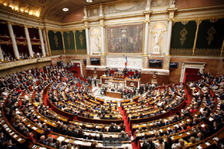 Razzismo al Parlamento francese, l’estrema destra insulta pesantemente un deputato di France Insoumise