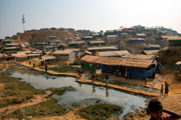 Incendio in un campo Rohingya in Bangladesh, almeno tremila persone senzatetto e si temono decine di morti
