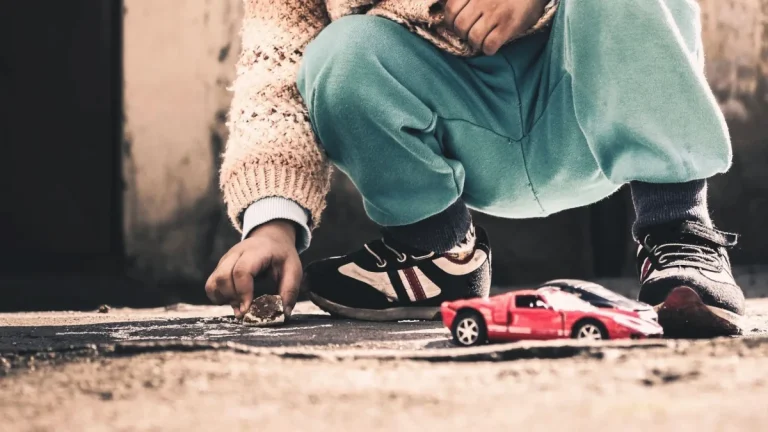 Derubati del futuro. 748mila famiglie con minori in miseria