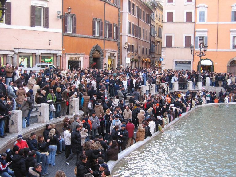 L’overtourism uccide le città: proteste in tutta Europa