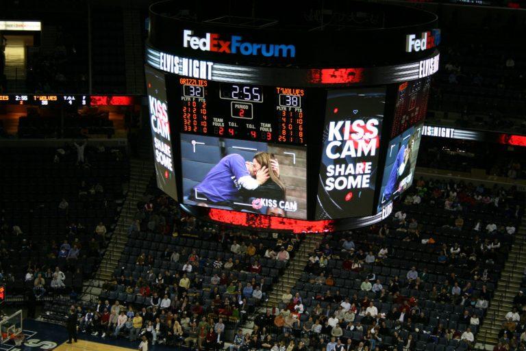 Vite pubbliche, sanzioni private: l’utopia della privacy