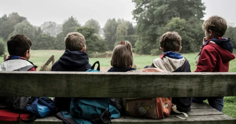 Barriere invisibili e povertà educativa a Napoli: lo studio