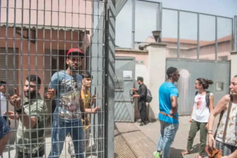 HRW: Italia più repressiva su migranti e libertà civili